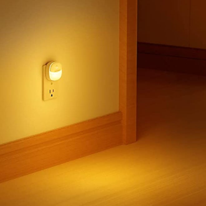 AUVON LED Motion Sensor Night Light (4-Pack)