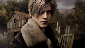 Leon Kennedy har på seg en brun skinnjakke mens han står ved siden av landsbyhuset