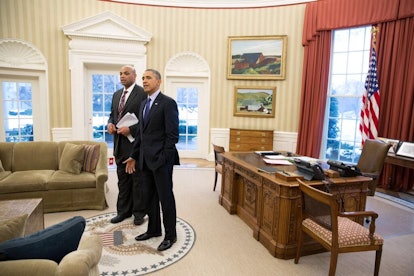 2014年，巴拉克·奥巴马和查尔斯·巴克利站在椭圆形办公室