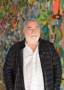 A photo of Jorge Pardo in front of his exhibition