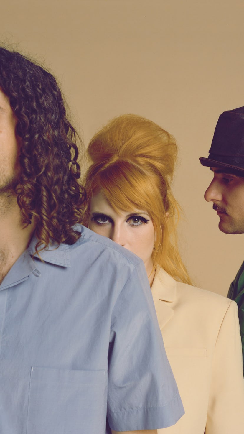 Ginger woman with black eyeliner between two men for the cover of NYLON's soundcheck.