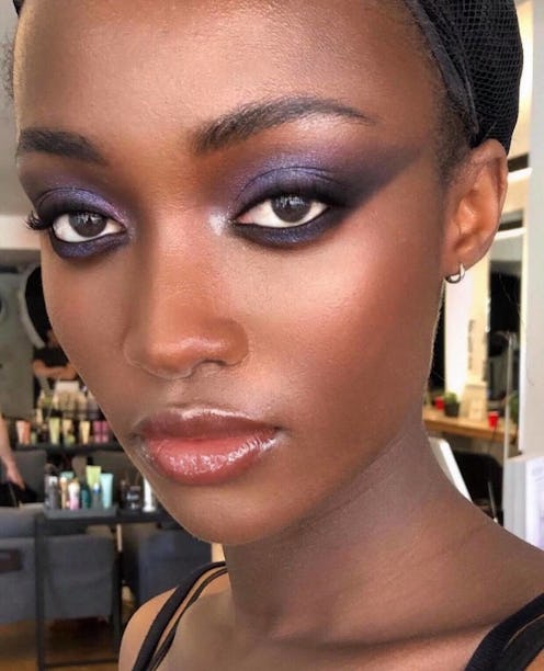 Reverse cat eye makeup is a perfect fall eyeliner look. Instead of applying smoky makeup to your upp...