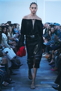 Hot! Or Hmm?: Balenciaga's Spring Summer 2023 Gloved Handbag – Fashion Bomb  Daily