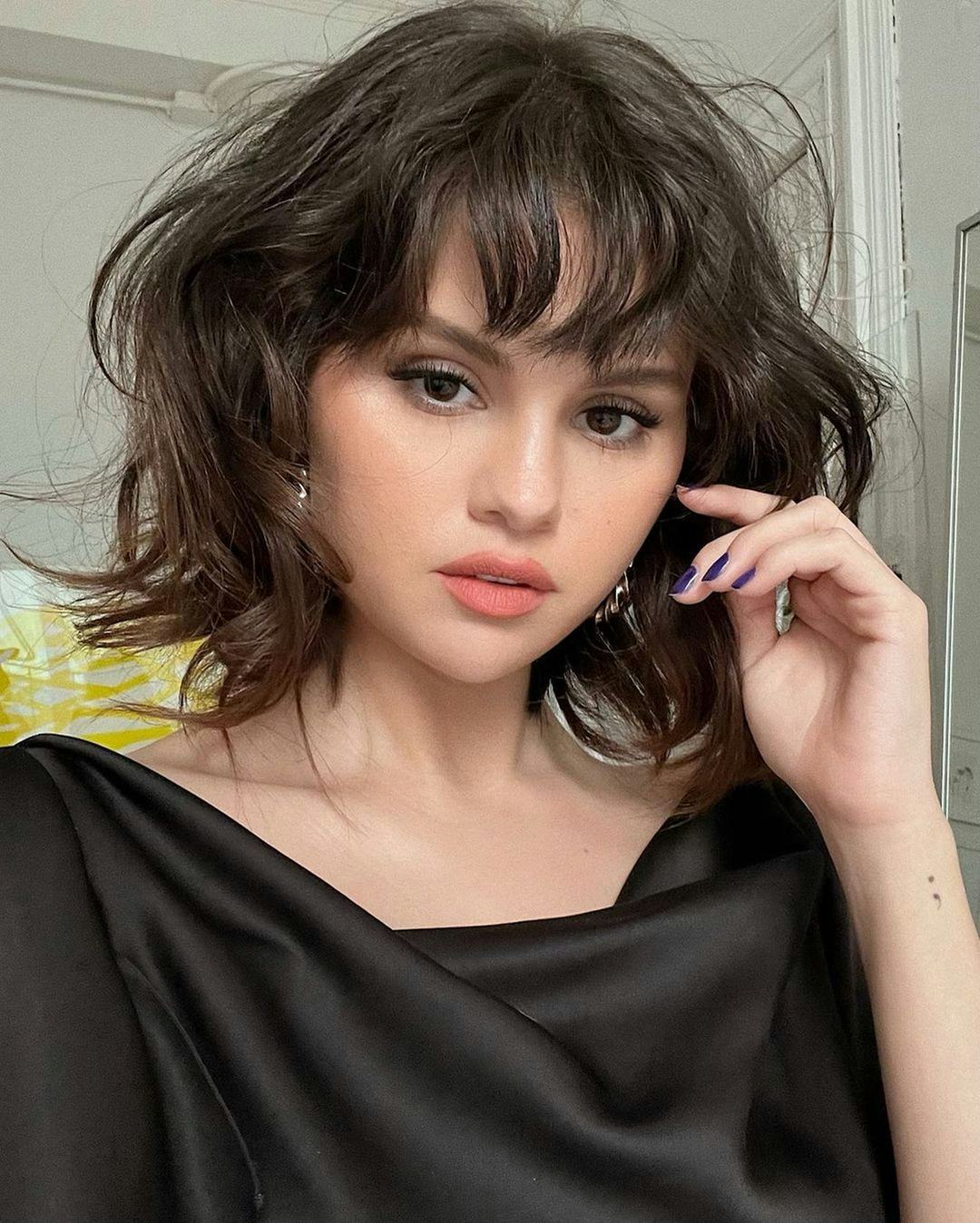 Selena Gomez wears a shaggy bob haircut.