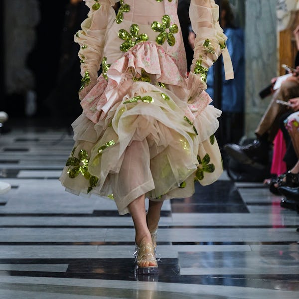 Model wears spring/summer 2023 plastic shoe trend at the Simone Rocha fashion show. 