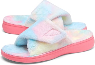 These comfortable slippers for flat feet have adjustable straps, a rubber sole, and a faux-fur linin...