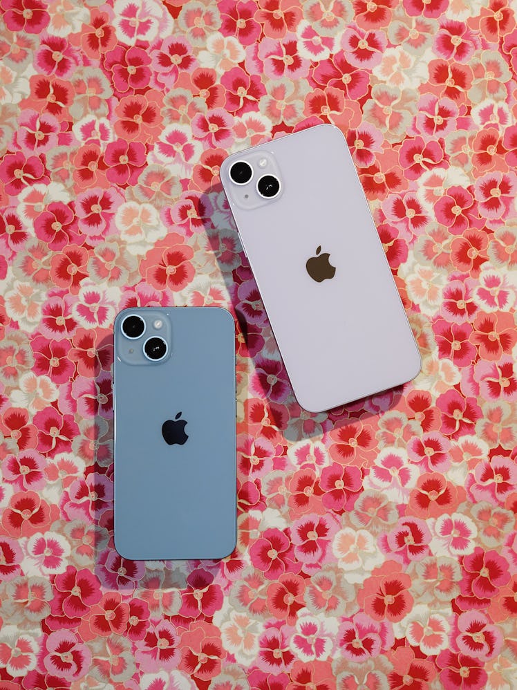 iPhone 14 (left) compared to iPhone 14 Plus (right)