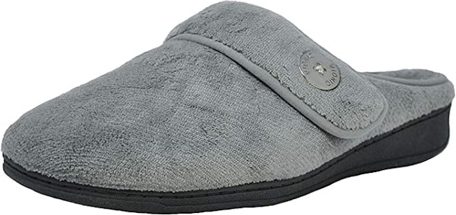 If you're looking for slippers for flat feet, consider these comfortable slippers from Vionic that h...