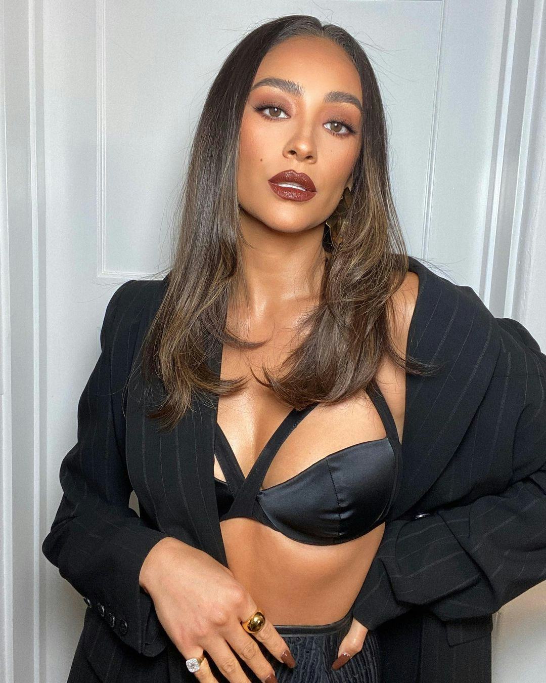 Shay Mitchell dark lipstick and blowout