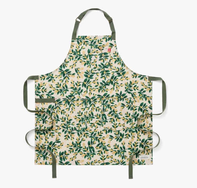 The Hedley & Bennett Holiday Essential Apron is one of the best mother-in-law gifts.