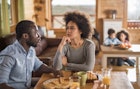 一对非裔美国夫妇在早餐桌上严肃地交谈