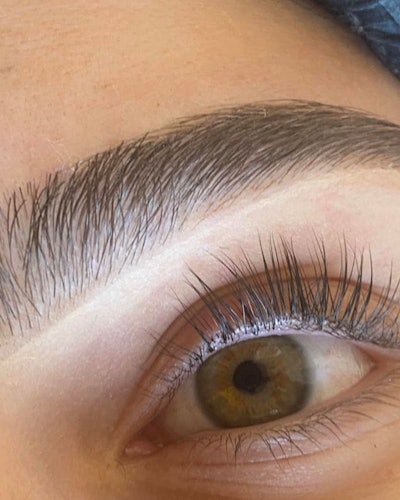 Up close of a woman's eye after a lash lift 
