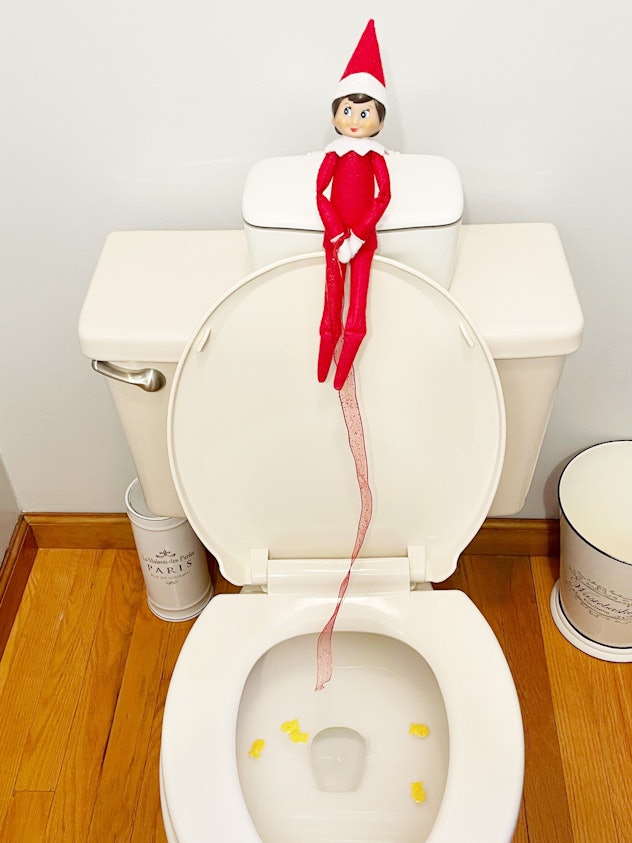 15 Elf On The Shelf Bathroom Ideas That Are Super Easy To Pull Off