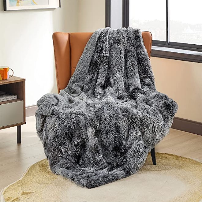 Bedsure Faux Fur Throw Blanket