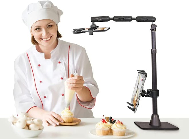 This desktop stand comes with a ring light and can attach a phone and a tablet at the same time when…