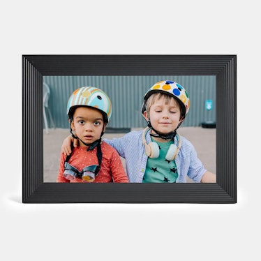 unique gifts for moms who have everything include this smart picture frame.