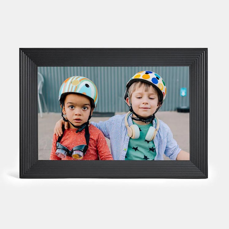 unique gifts for moms who have everything include this smart picture frame.