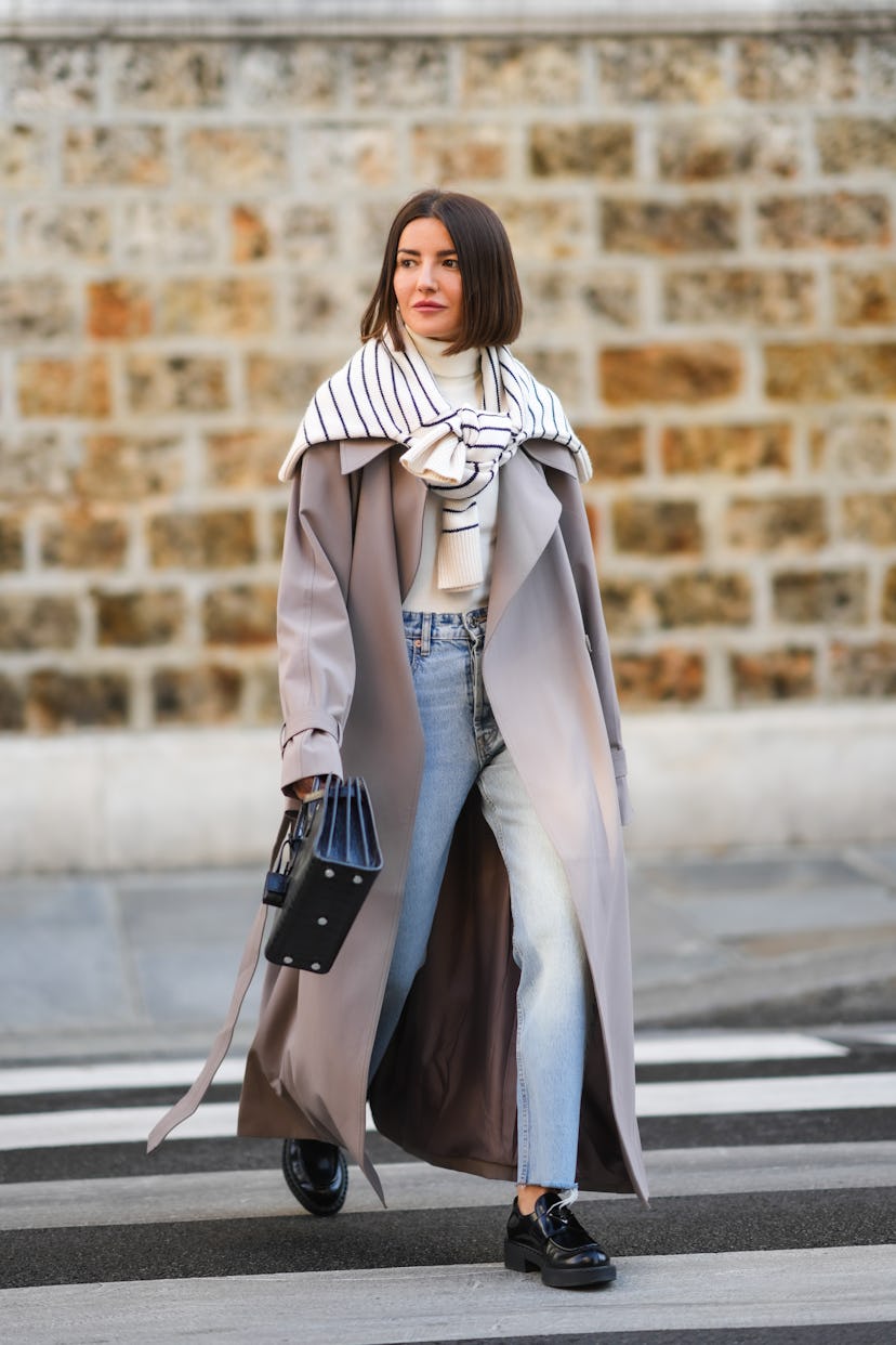 Easy Sweater Over Shoulder Outfit Ideas To File Away For Inspiration easy-sweater-over-shoulder-outfit-ideas-to-file-away-for-inspiration