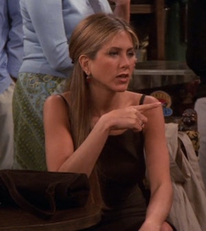 Every Friends Outfit az Instagramon: „Rachel Green is the queen of  pointless neck accessories 👸🏼 (S7/E5)…