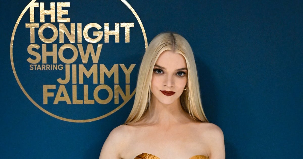 Onlayn yalangoch yigitlar namoyishi Seks ona va ogil