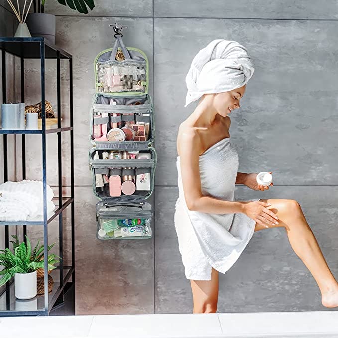 CHANDELLI Hanging Toiletry Bag