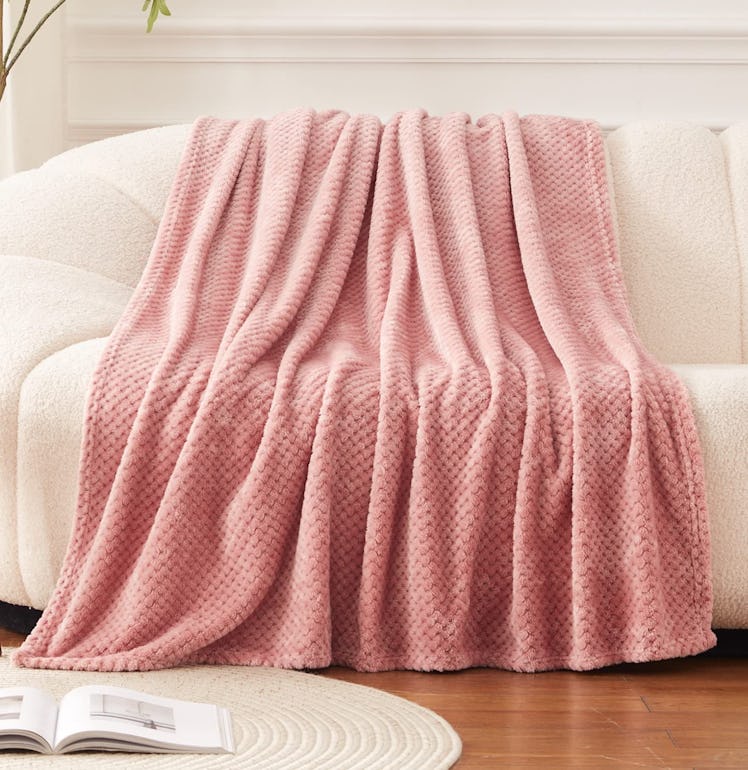 Exclusivo Mezcla Waffle Textured Extra Large Fleece Blanket