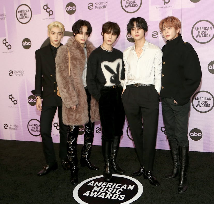 Gayle and TXT posed with each other at the 2022 American Music Awards.