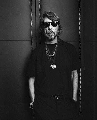 Pierpaolo Piccioli kendi kıyafetlerini ve aksesuarlarını giyiyor.