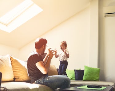 一个父亲和女儿假装怪物。