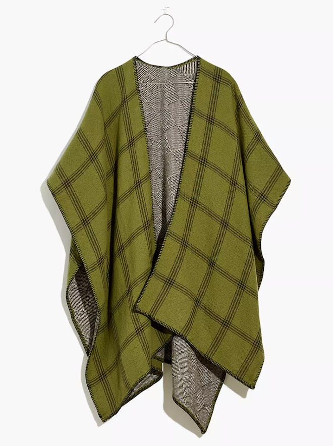 This Reversible Poncho Wrap in Kale is one of the best gifts to give your mother-in-law for Christma...