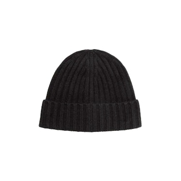 a black ribbed beanie hat