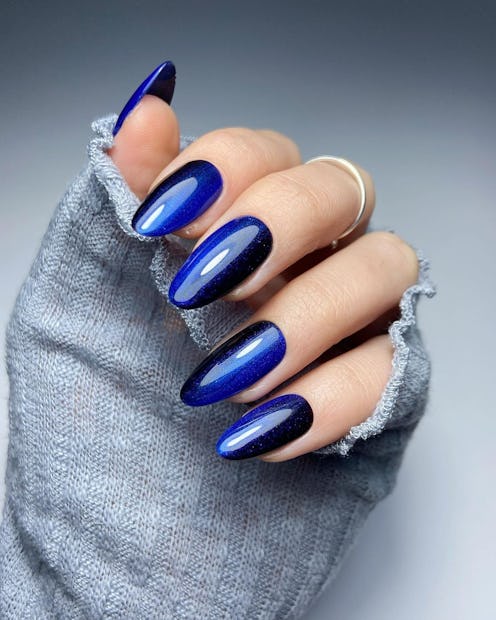 Dark blue ombre nails in almond shape