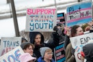 明尼苏达州人在国会大厦举行集会支持跨性别儿童。