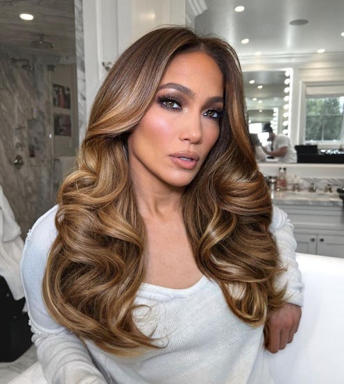 Jennifer Lopez highlights in a curly blowout
