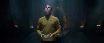 คริส ไพน์ ในบทกัปตันเคิร์กใน Star Trek Beyond