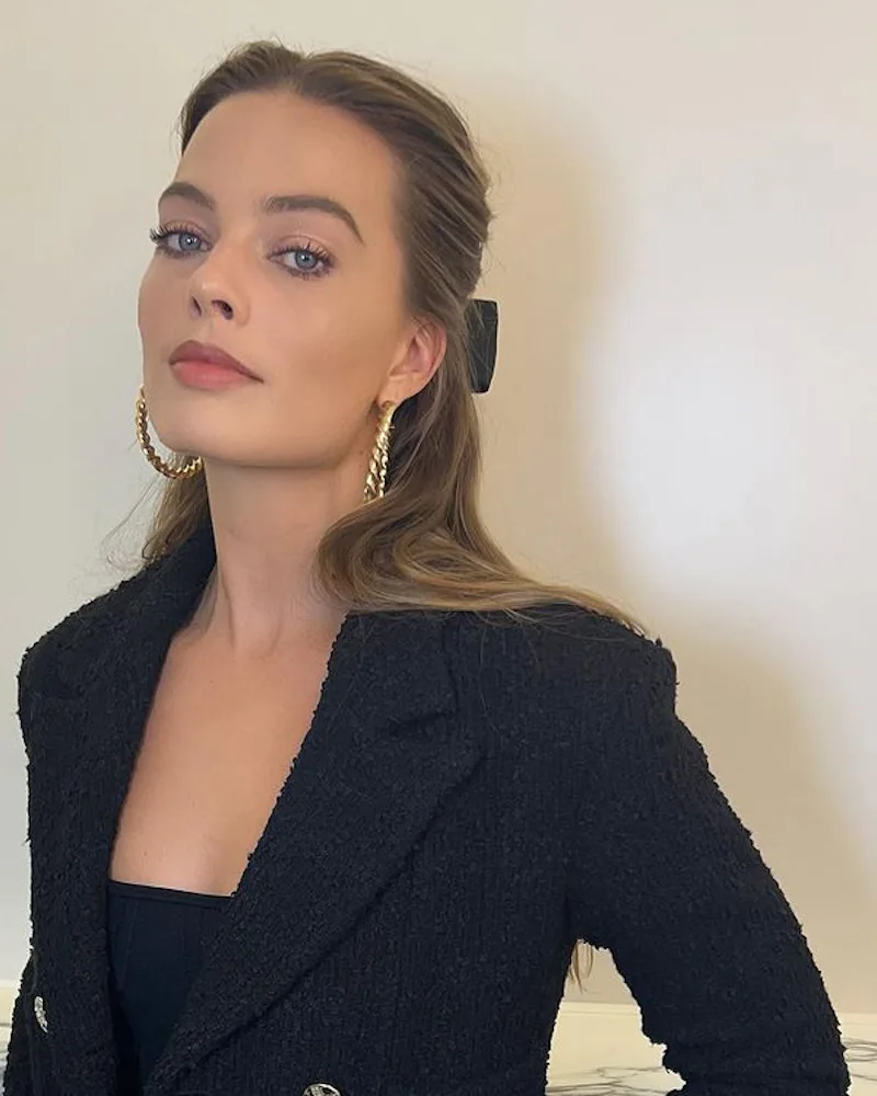 Margot Robbie's Hair Bow Is The Sweetest Holiday Party Accessory