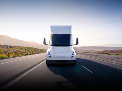 Tesla Semi truck travels 500 miles on a single charge