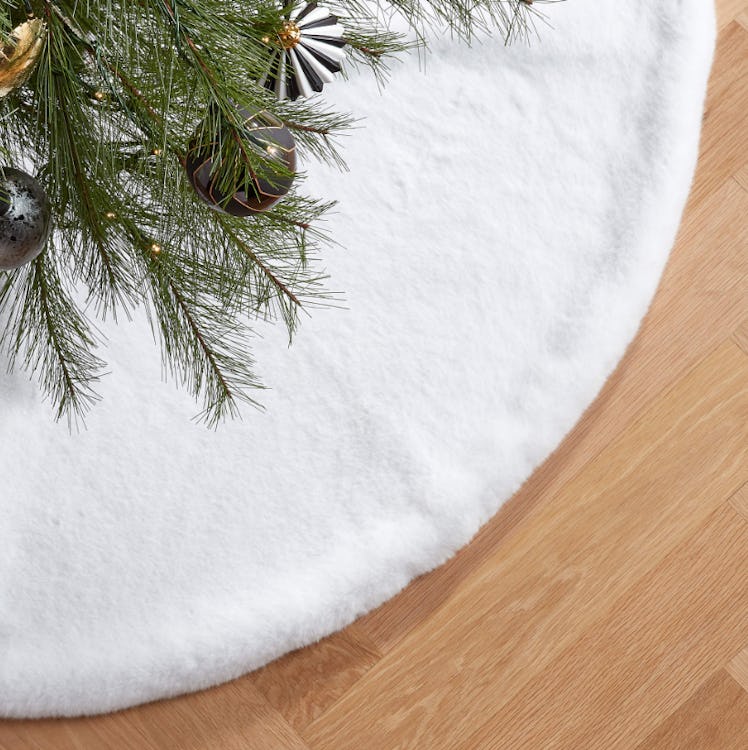 Harlee White Faux Fur Christmas Tree Skirt