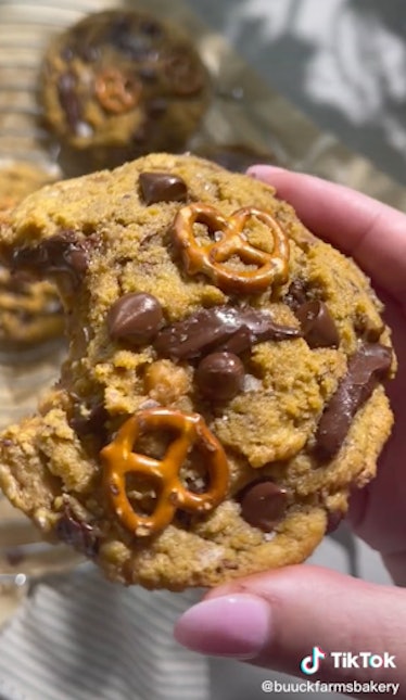 These pumpkin pretzel cookies are a TikTok recipe.