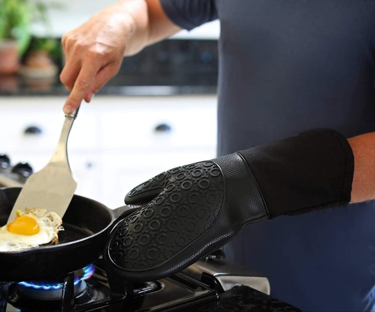 HOMWE Silicone Oven Mitts and Pot Holders (4 Pieces)