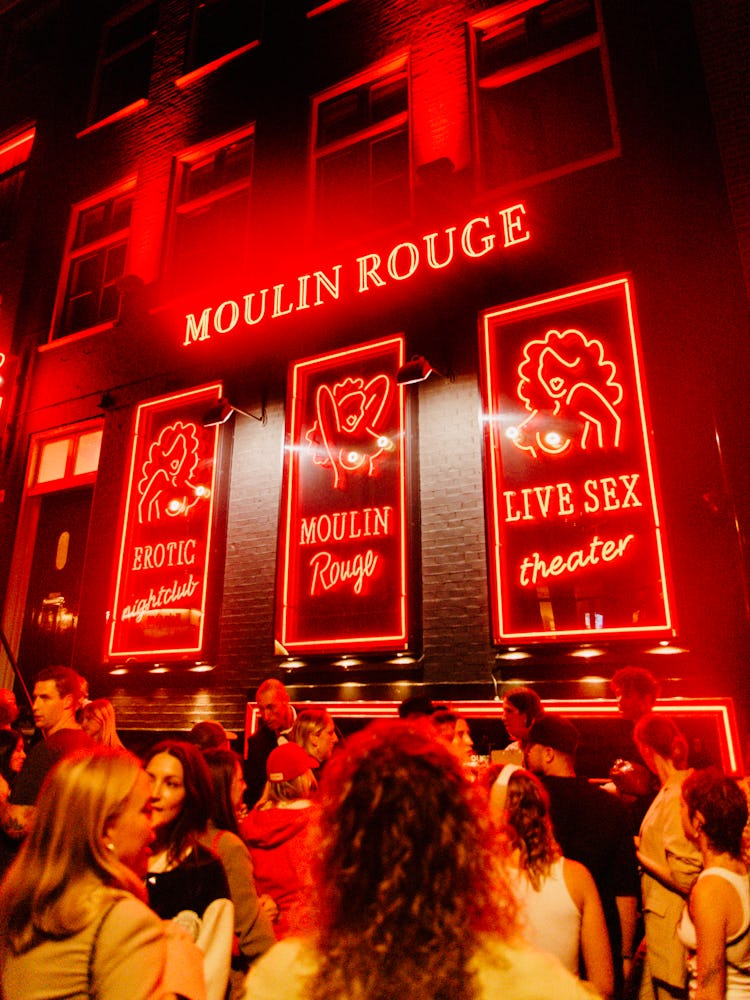 a crowd outside the Moulin Rouge in amsterdam