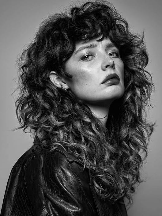 The Curly Wolf Cut Gets A Cool Update For Fall 2022 The Curly Wolf Cut Gets A Cool Update For Fall 2022