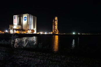 La foto muestra el impresionante cohete Artemis I de la NASA antes del lanzamiento