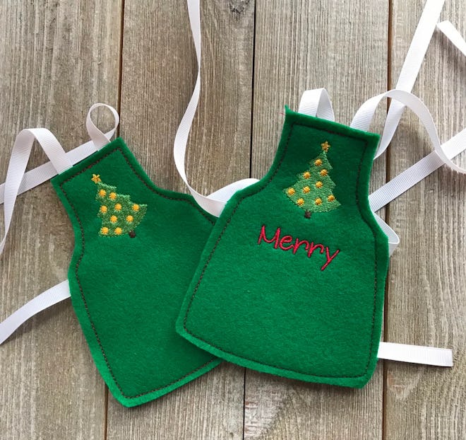 elf on a shelf costumes, green aprons with white ribbon