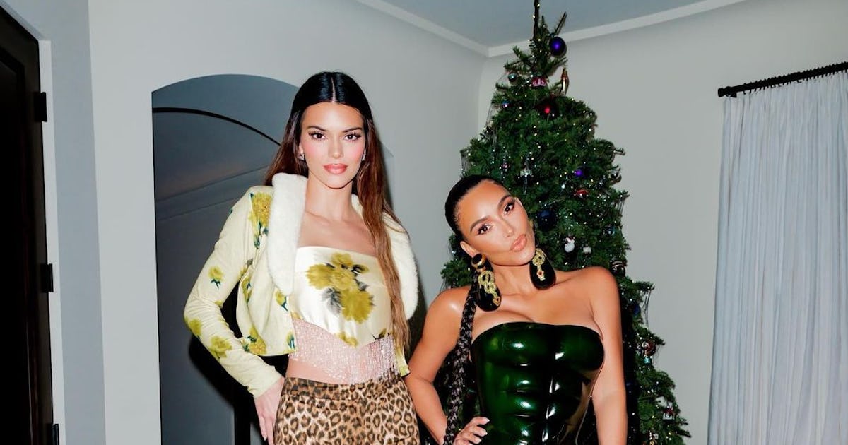 Kim Kardashian’s Christmas Tree For 2022 Is Such A Luxe Aesthetic Kim Kardashian’s Christmas Tree For 2022 Is Such A Luxe Aesthetic