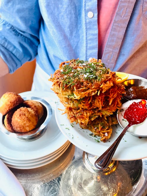 An easy latke recipe by Chef Jeremy Salamon.