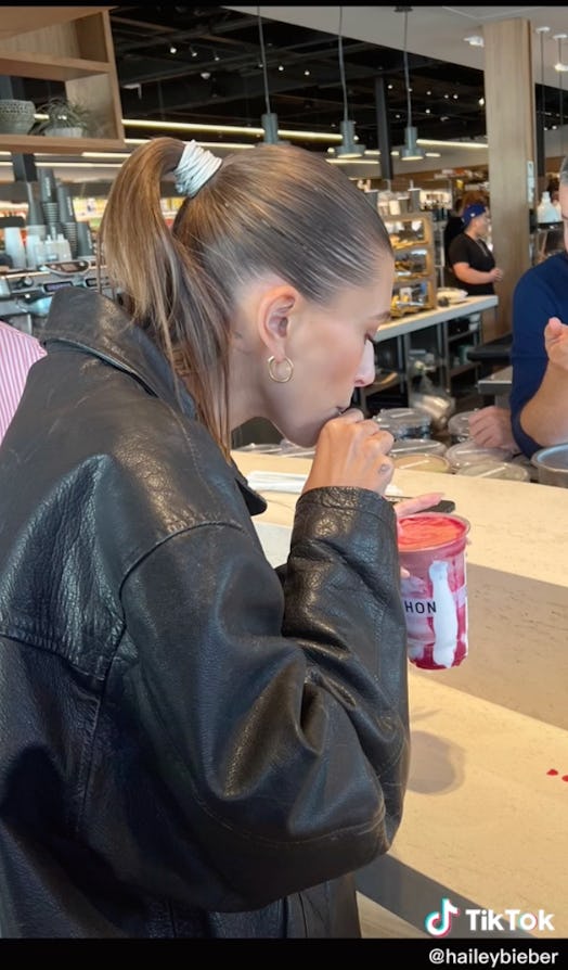 Here's how to make Hailey Bieber's Erewhon Strawberry Glaze Smoothie At Home. 