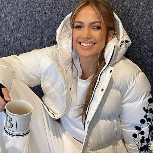 Jennifer Lopez skiing outfit and hair