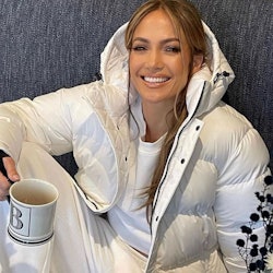 Jennifer Lopez skiing outfit and hair