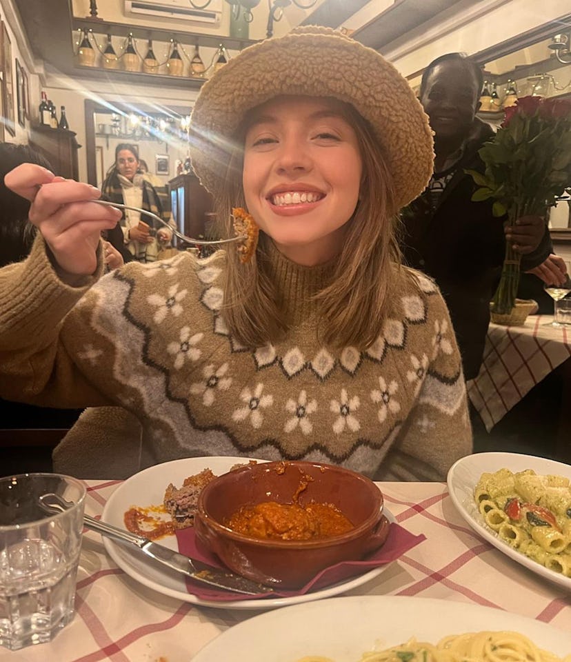 Sydney Sweeney brunette bob haircut and color in italy on vacation wearing a hat